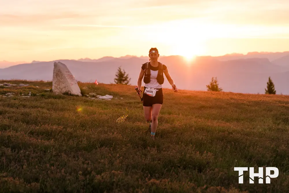 Un coureur en pleine action lors d'une édition du Trail de Haute Provence (THP), incarne l'aventure, la détermination et la connexion avec la nature. Le soleil couchant baigne le paysage montagneux de la Haute Provence d'une lumière dorée et apaisante, créant une atmosphère magique qui accompagne chaque pas. Équipé pour une course longue distance, ce Trail de Haute Provence offre une expérience unique où l'effort physique se marie avec la beauté sauvage du territoire, symbolisant à la fois le dépassement de soi et le respect de l'environnement.