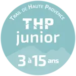 Bannière de l'événement THP junior, une aventure sportive et festive réservée aux enfants de 3 à 15 ans dans le cadre enchanteur du THP summer. Découvrez des parcours adaptés, rythmés par la musique et l'énergie des concerts et DJ sets à Forcalquier, offrant une expérience inoubliable pour les jeunes coureurs et leurs familles. Plongez dans l'univers coloré et vibrant du Trail de Haute Provence avec THP junior.